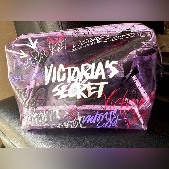 Victoria's Secret Medium Makeup
Bag - Stylish & Practical - Picture 5 of 15